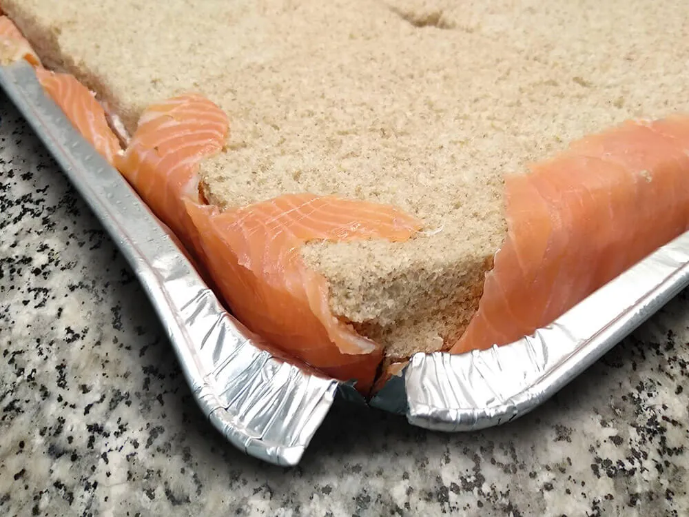 Pastel de salmón ahumado listo para desmoldar.