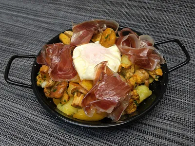 Patatas con huevos reventados
