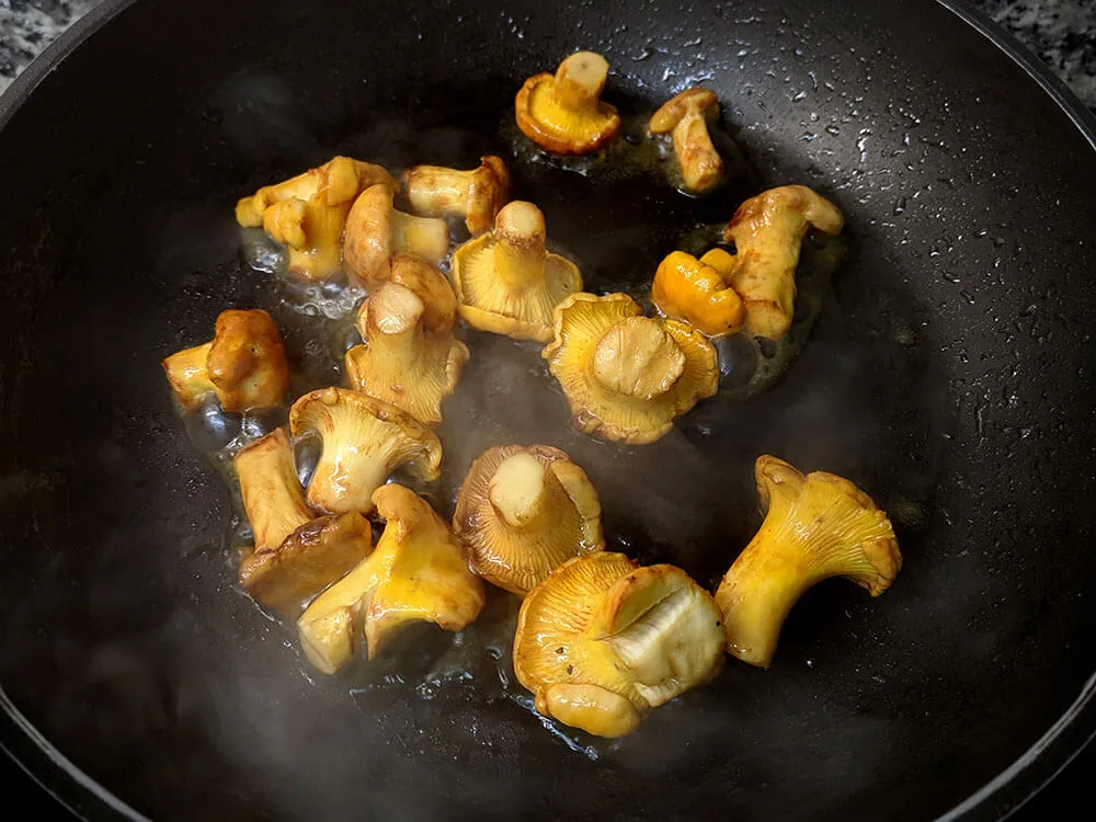 Rebozuelos en sartén.