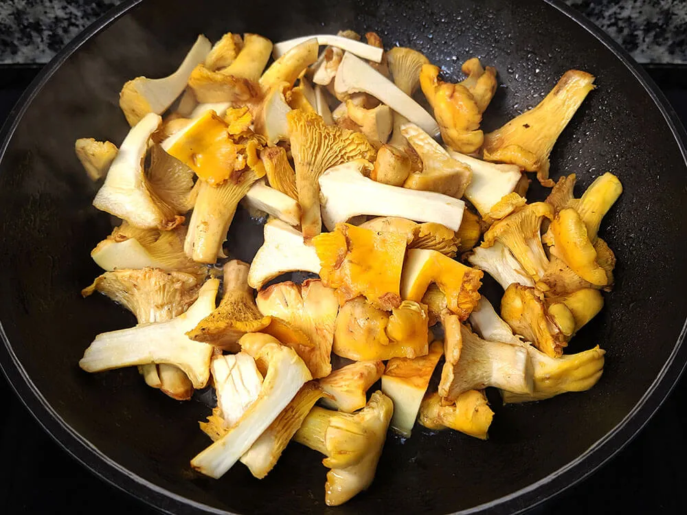 Rebozuelos cortados en sartén