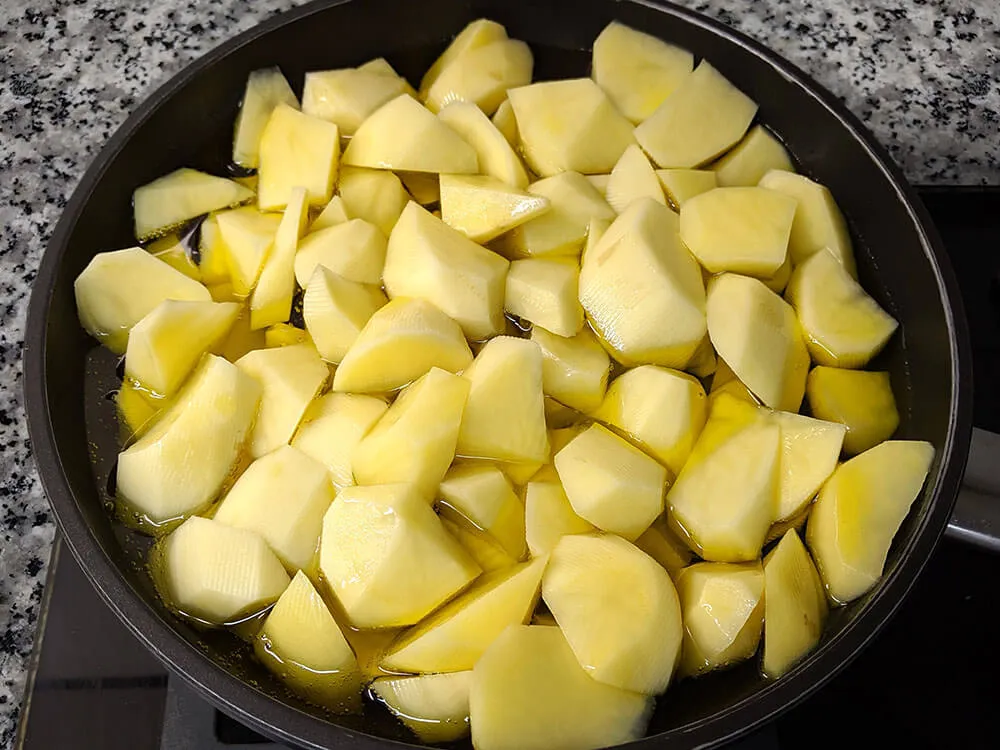 Patatas peladas y cortadas.