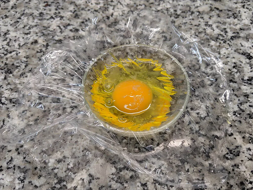 Huevo crudo en film transparente.