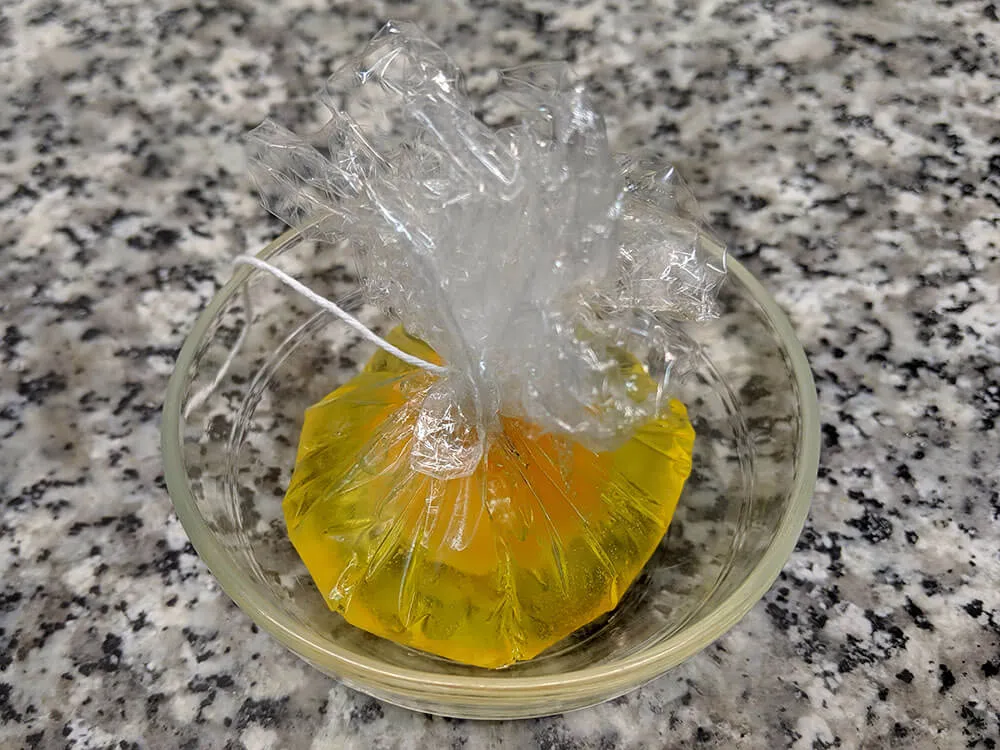 Atillo de huevo crudo en film transparente.