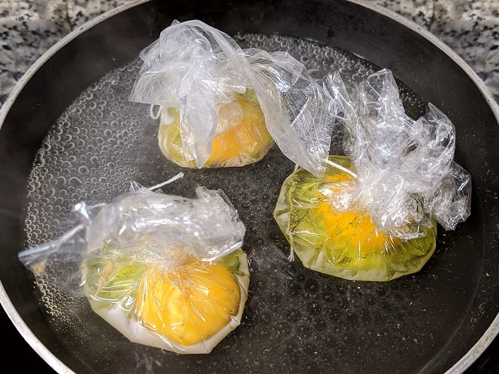 Atillos de huevo en cocción.