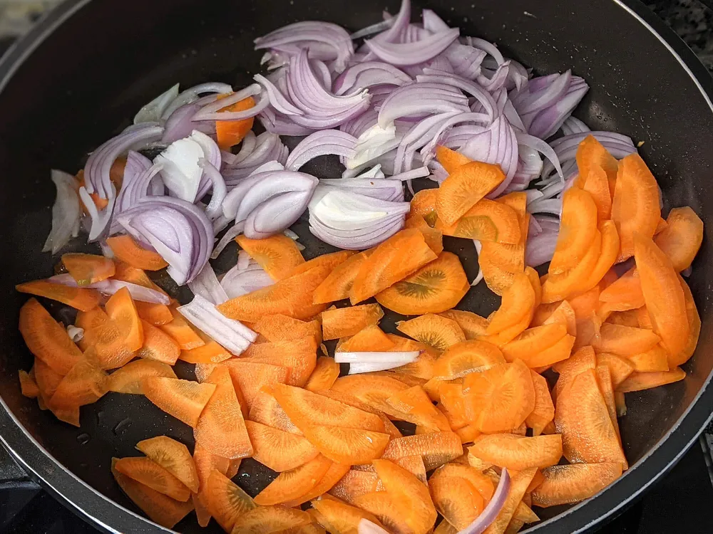 Cebolla y zanahoria en juliana.