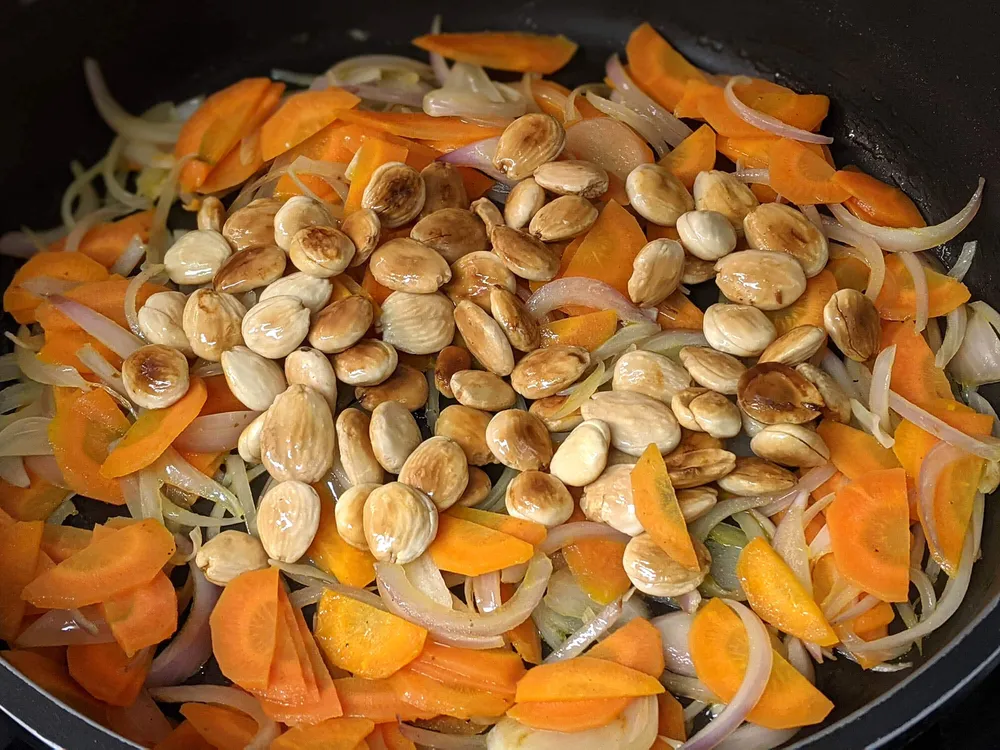 Cebolla, zanahoria y almendras salteadas.