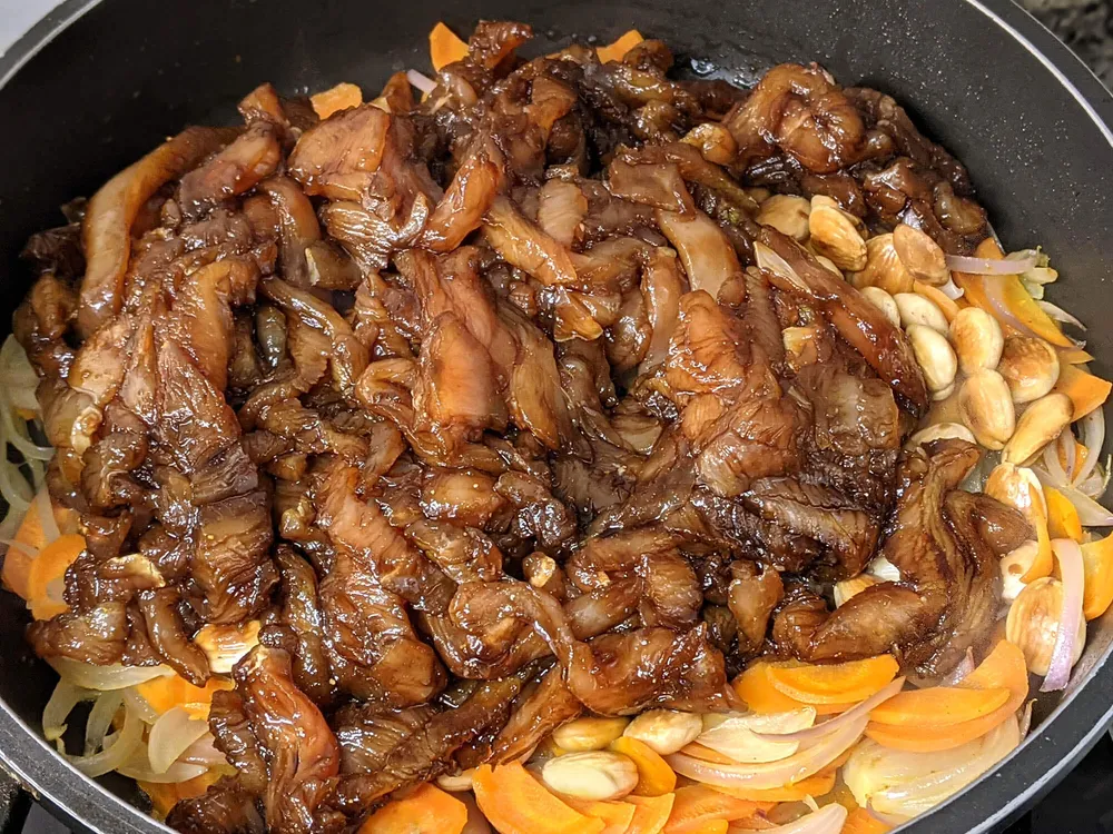 Cebolla, zanahoria, almendras y pavo macerado.