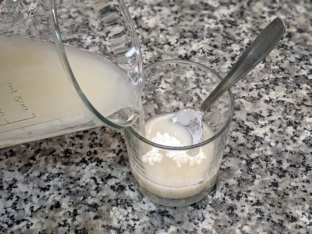 Caldo de pollo y harina fina de maíz.