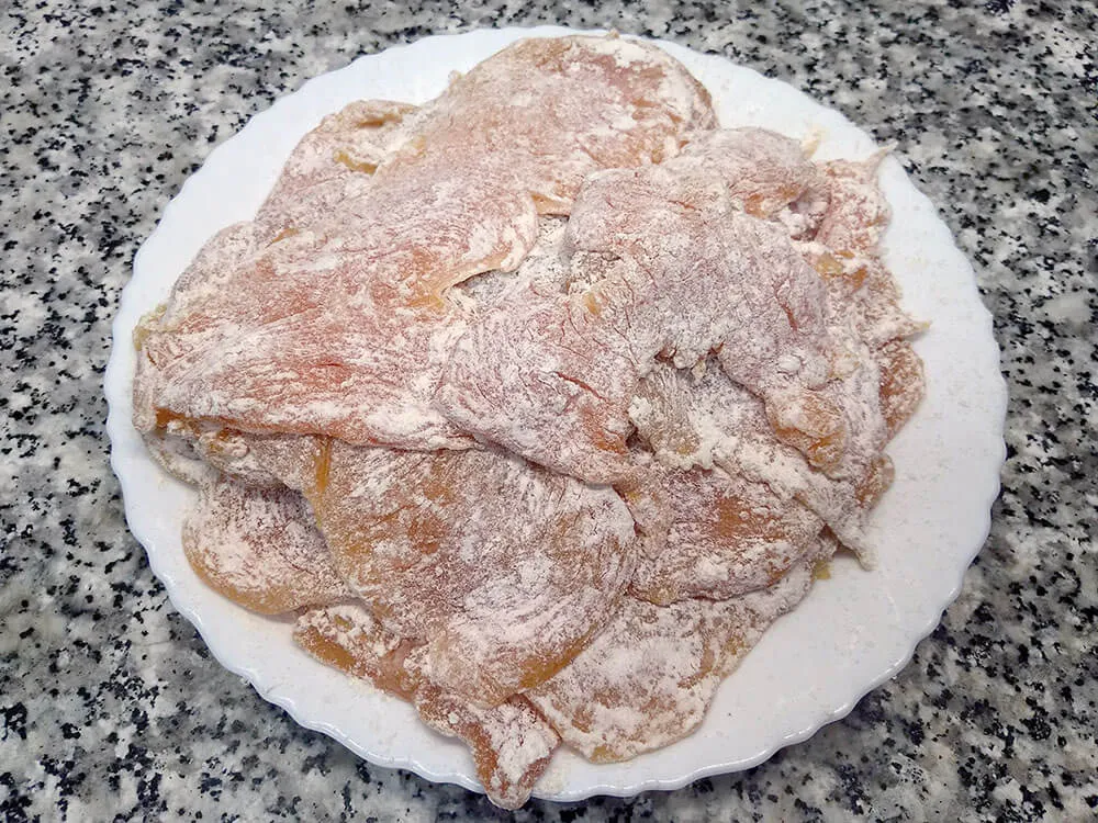 Pechugas de pollo fileteadas y enharinadas.