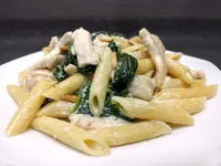 Penne rigate con espinacas, pollo y piñones