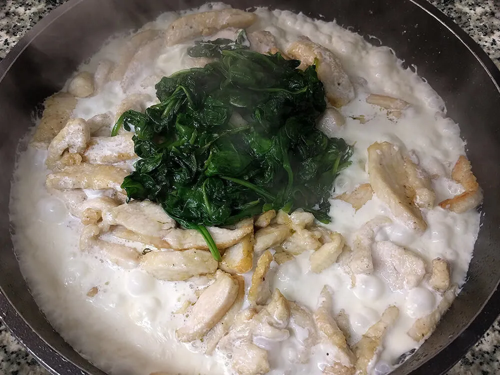 Pollo con espinacas y crema de leche