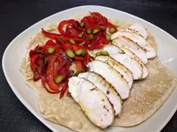 Piadina de pollo y escabeche de pimiento.