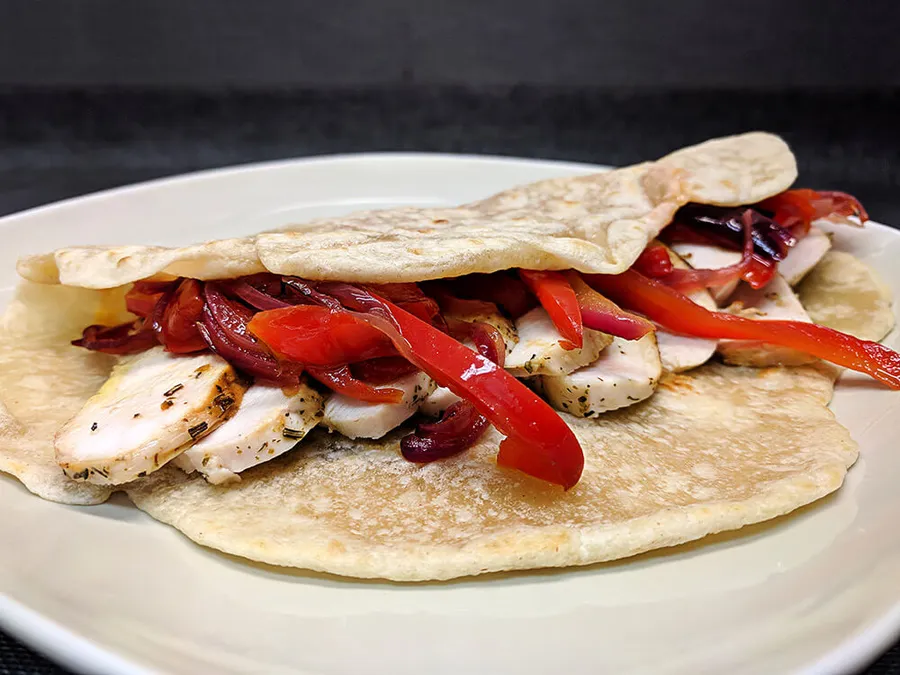 Piadina de pollo y escabeche de pimiento.