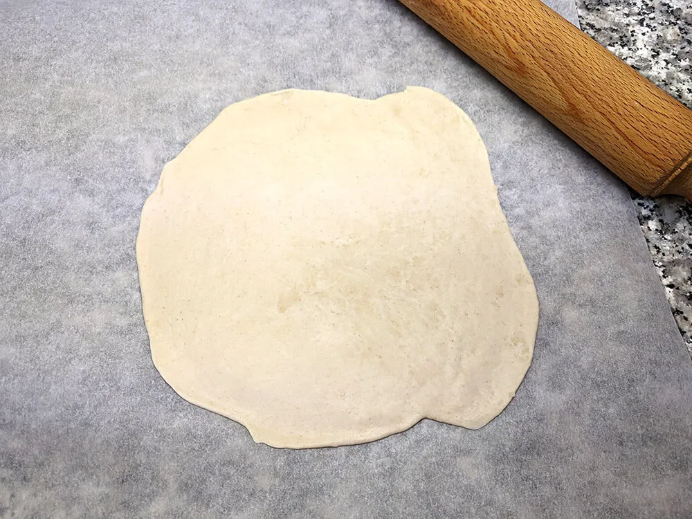 Masa de piadina estirada.