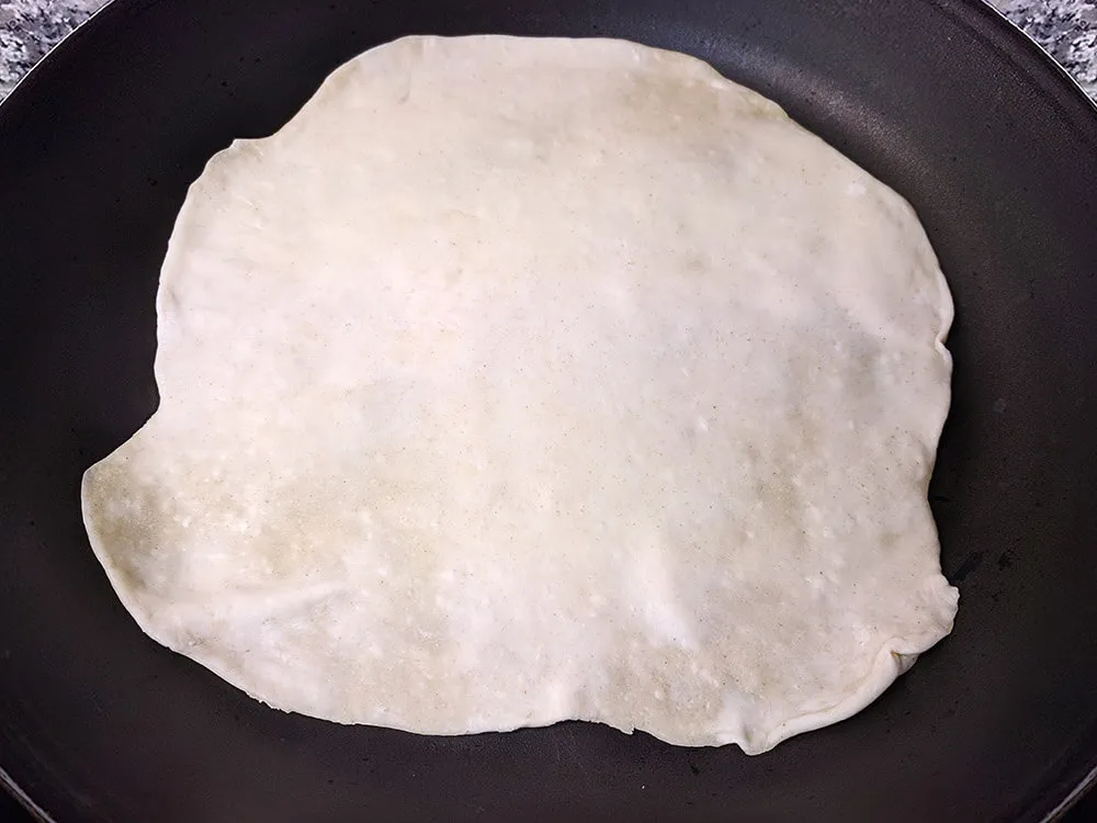 Masa de piadina en la sartén.