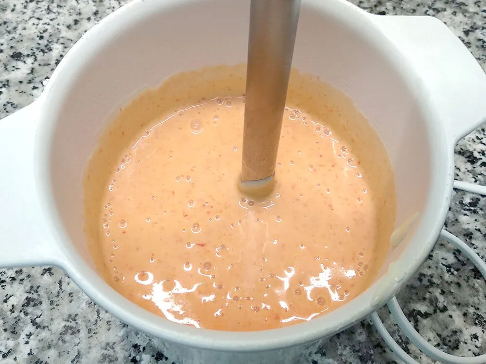 Bechamel con piquillos triturados.