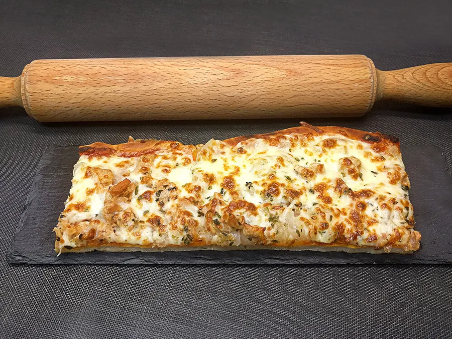 Presentación de la pizza de cebolla, mozzarella y atún.