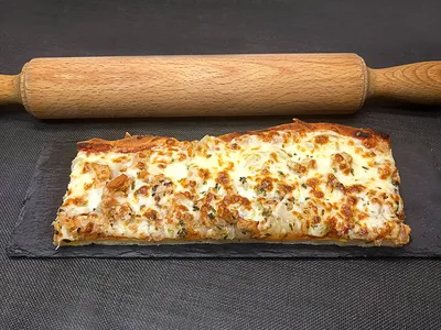 Pizza de mozzarella, cebolla y atún