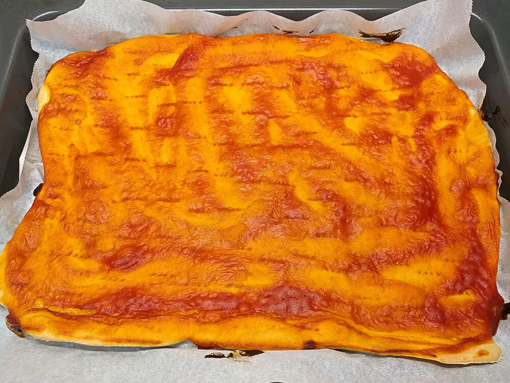 Masa de pizza horneada.