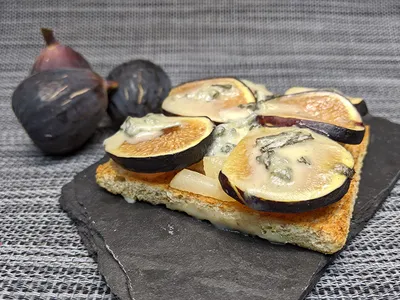 Pizzeta de higos, pera y Gorgonzola