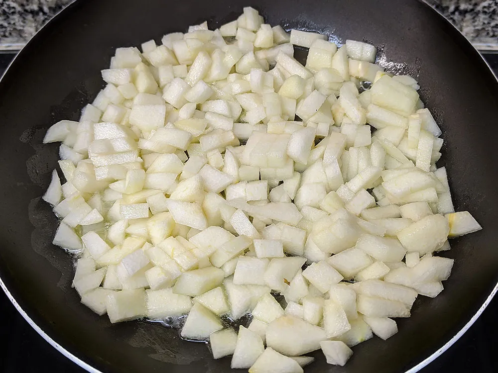 Pera a daditos en sartén.