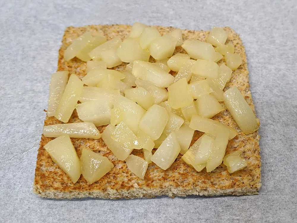 Tostadas pan de molde con pera salteada.