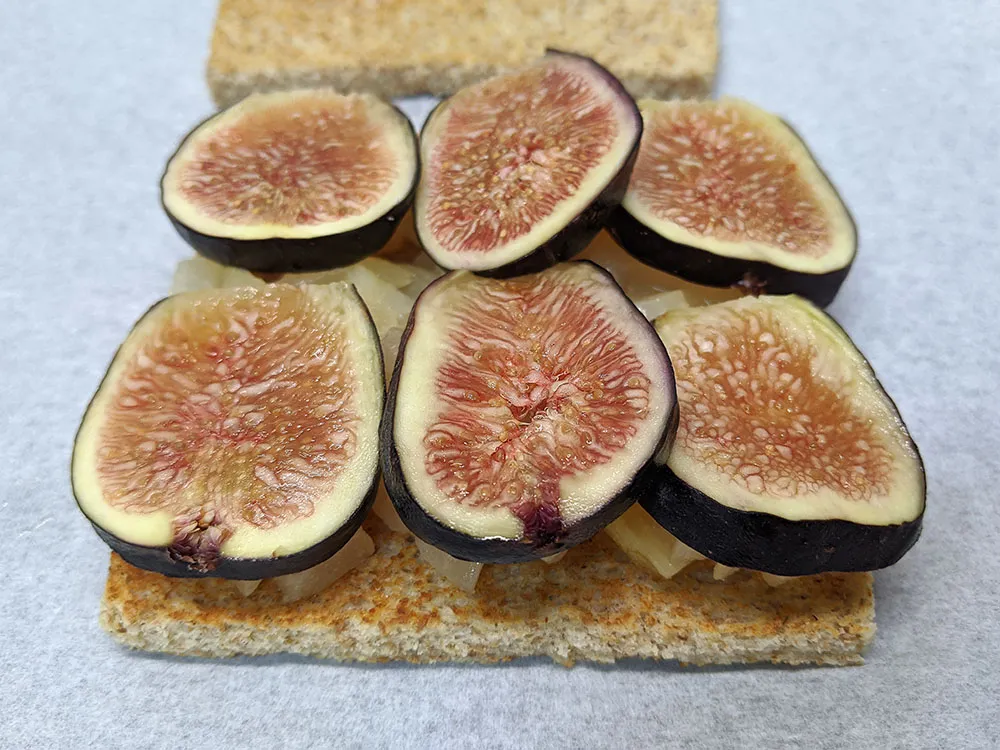 Tostadas pan de molde con pera salteada y higos.