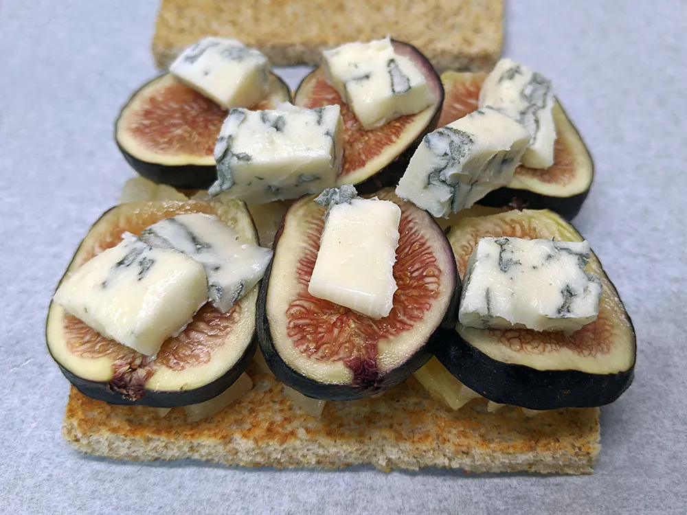 Tostadas pan de molde con pera salteada, higos y Gorgonzola.