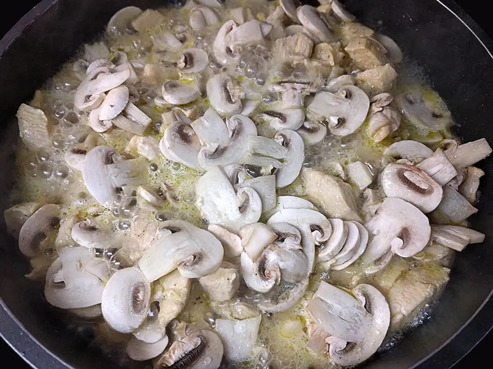 Pollo rehogado con champiñones