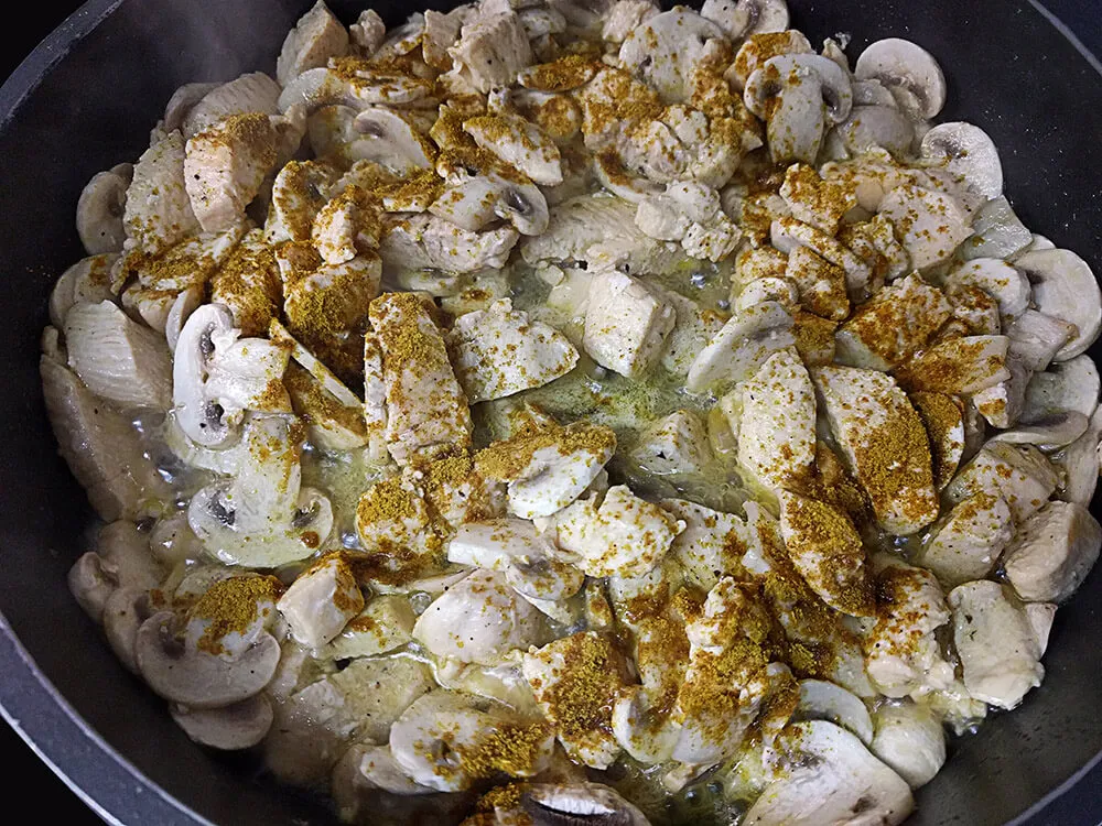 Pollo y champiñones con curry en polvo