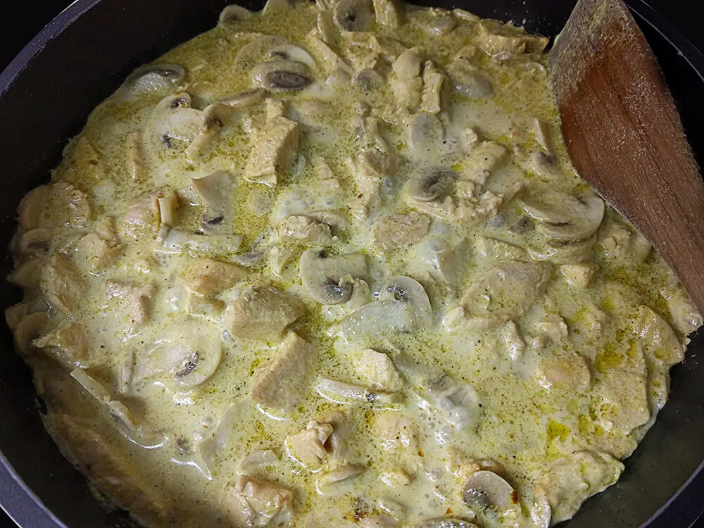 Pollo con curry, champiñones y crema de leche