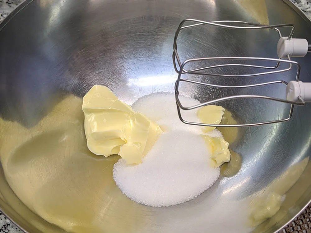 Mantequilla pomada y azúcar.