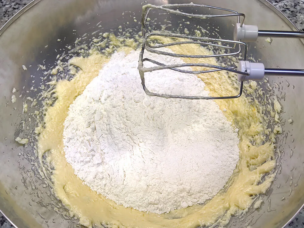 Crema de mantequilla, azúcar y huevo, levadura y harina.