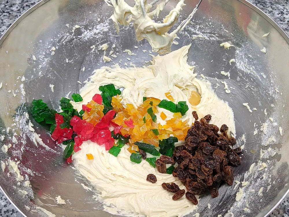 Masa de Plum cake cruda con fruta confitada y pasas de Corinto.