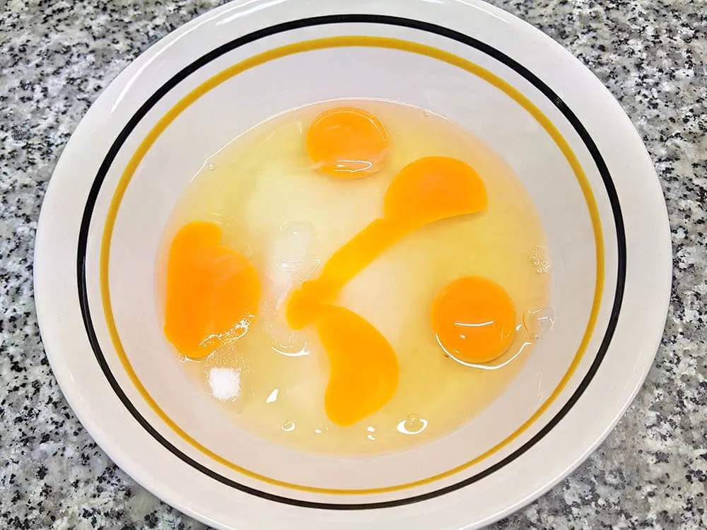 Huevos batidos con azúcar.