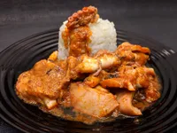 Pulpo en salsa con arroz.