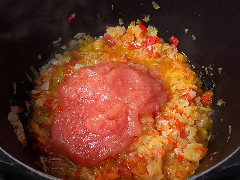 Pimiento y cebolla picados y tomate rallado.