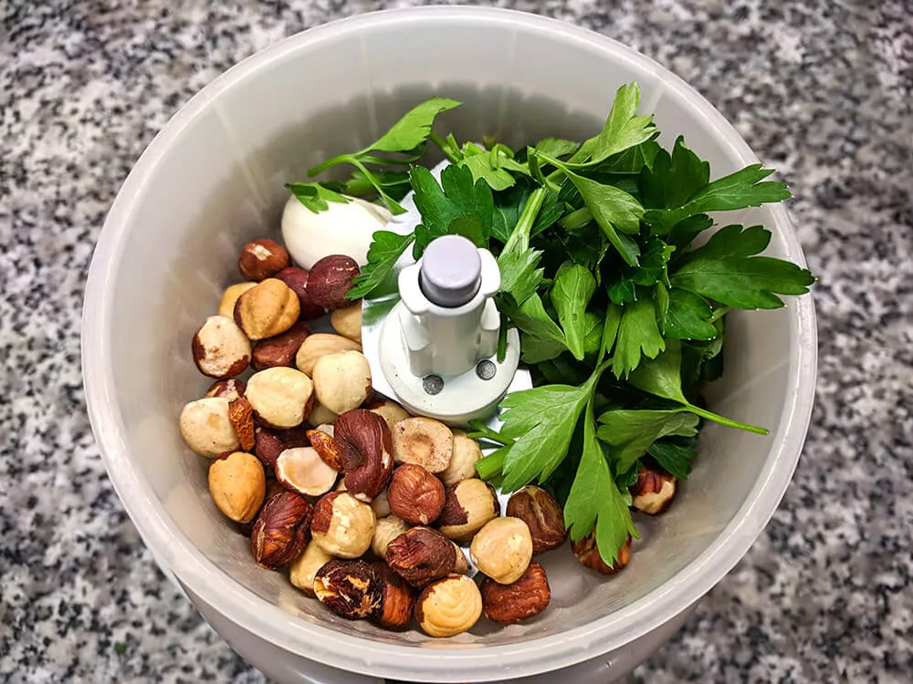 Avellanas, diente de ajo, perejil y cayena.