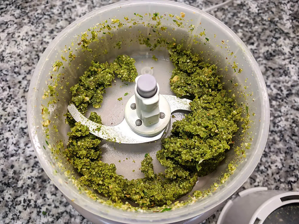 Picada de avellanas, diente de ajo, perejil y cayena.