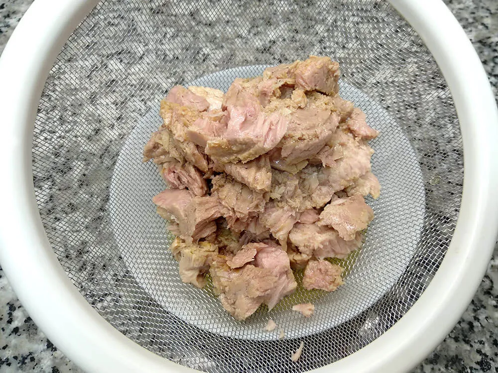 Atún en escurridor.