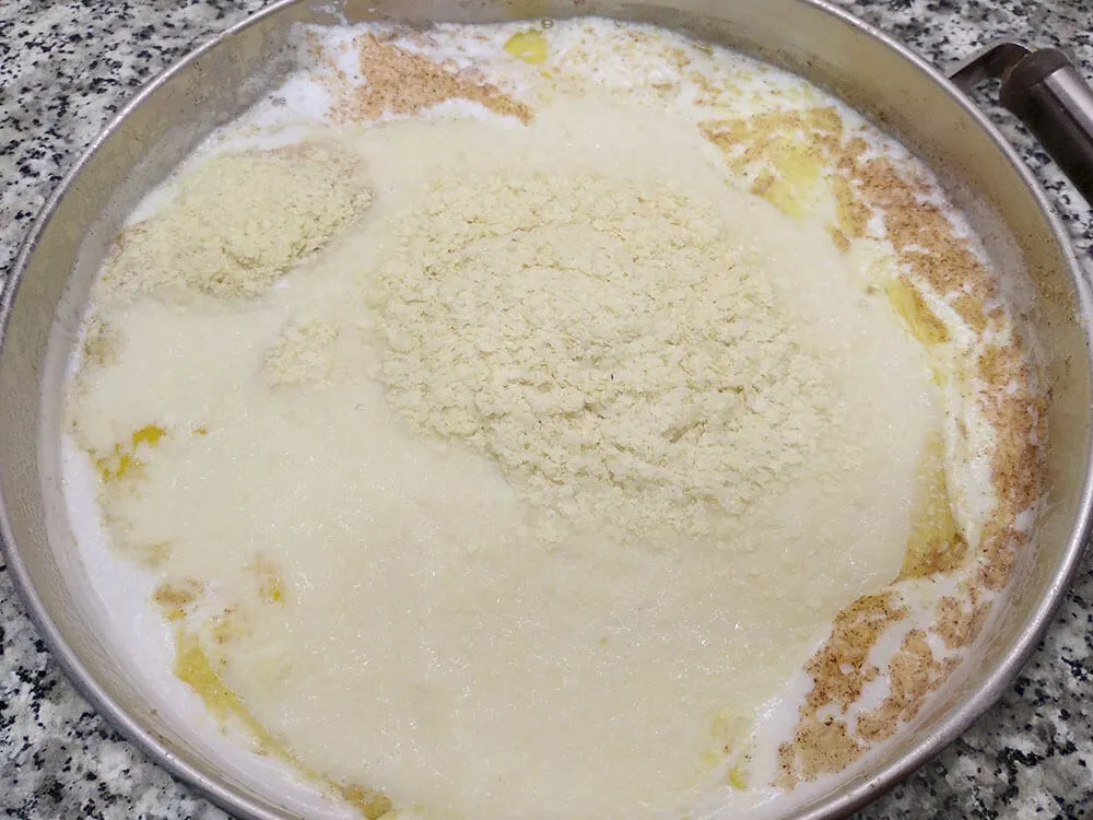 Leche, agua, mantequilla, pimienta, nuez moscada, sal y copos de patata.