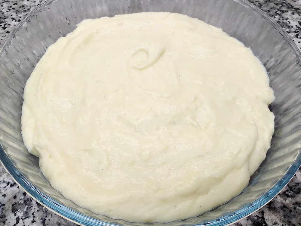 Bandeja con capa de puré de patatas.