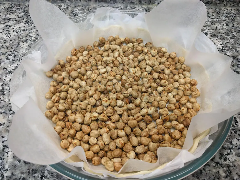 Masa quebrada con garbanzos crudos