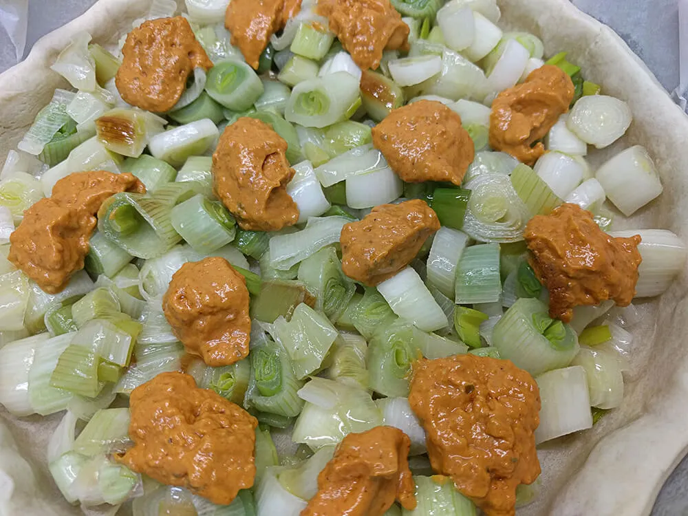 Masa quebrada con los calçots y su salsa