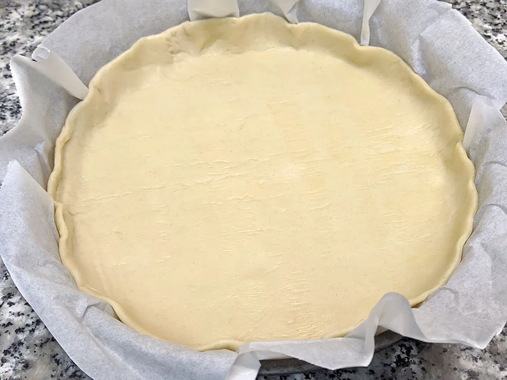 Masa quebrada fresca en molde.