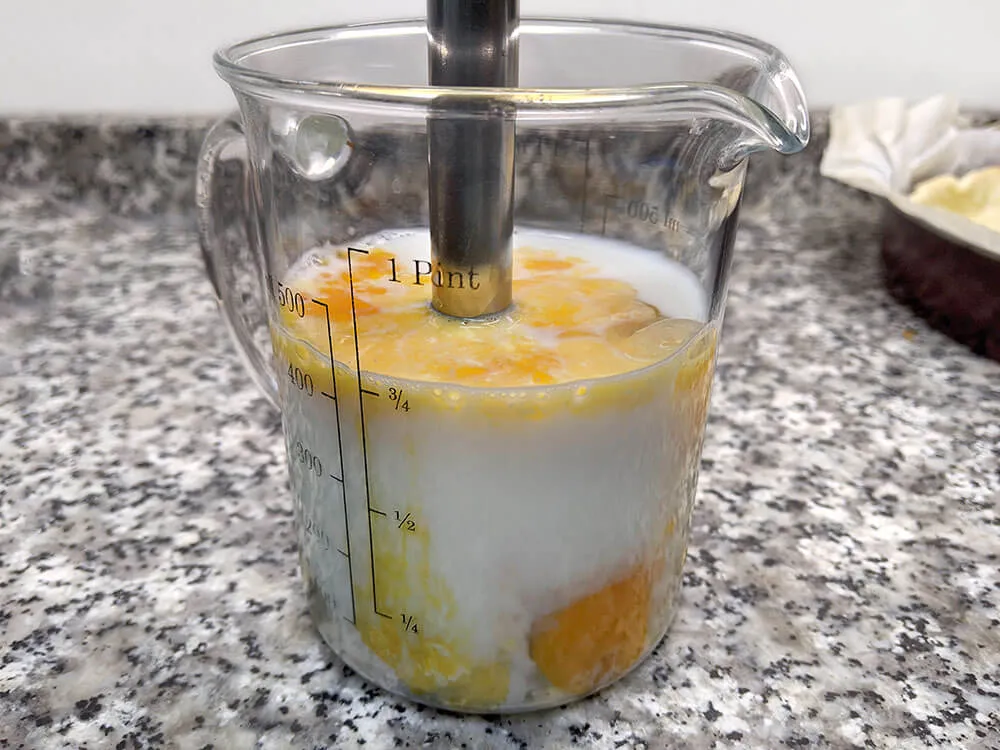 Leche, huevos, Maicena, rulo de cabra y sal.