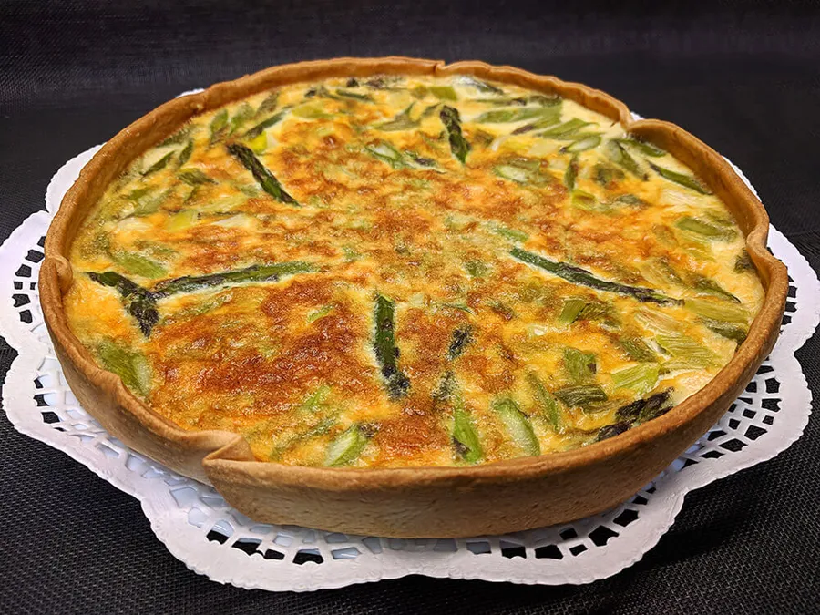 Quiche de espárragos y ajos tiernos.