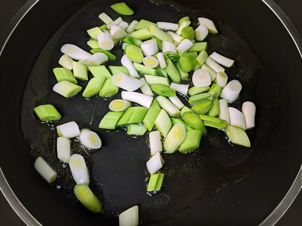 Ajos tiernos cortados rehogándose.