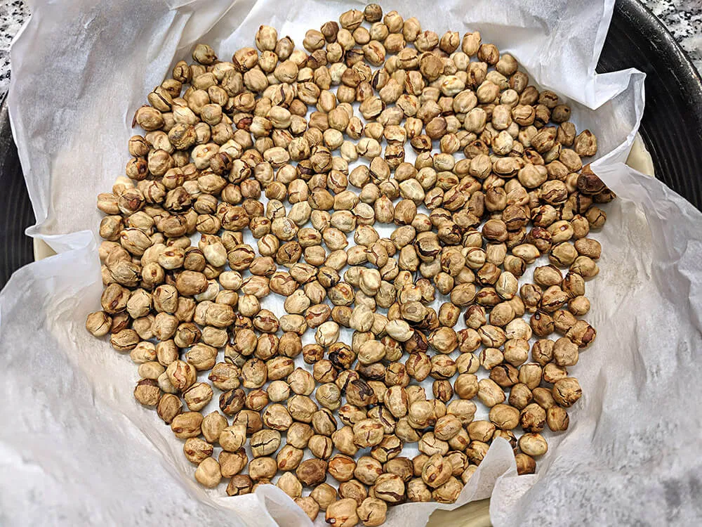 Masa quebrada fresca lista para hornear con garbanzos.