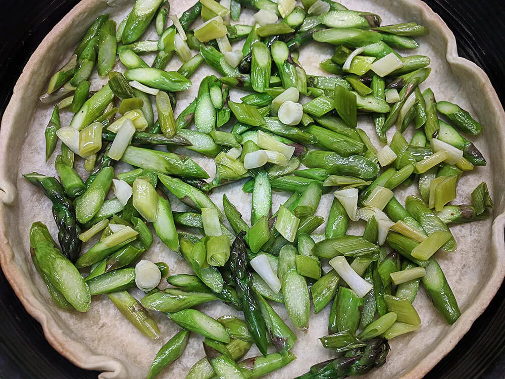 Masa quebrada prehorneada con espárragos.